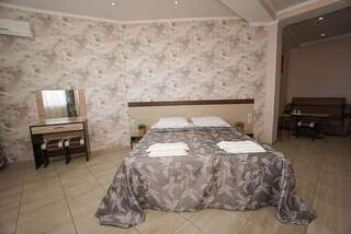 Гостевой дом Альбатрос Адлер Улучшенный номер-студио с видом на море-1