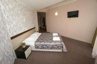 Гостевой дом Альбатрос Адлер Семейный номер-студио с балконом-1