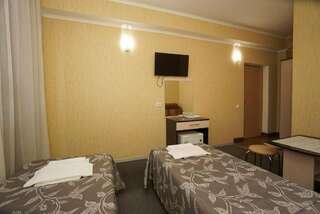 Гостевой дом Альбатрос Адлер Улучшенный трехместный номер с балконом-2